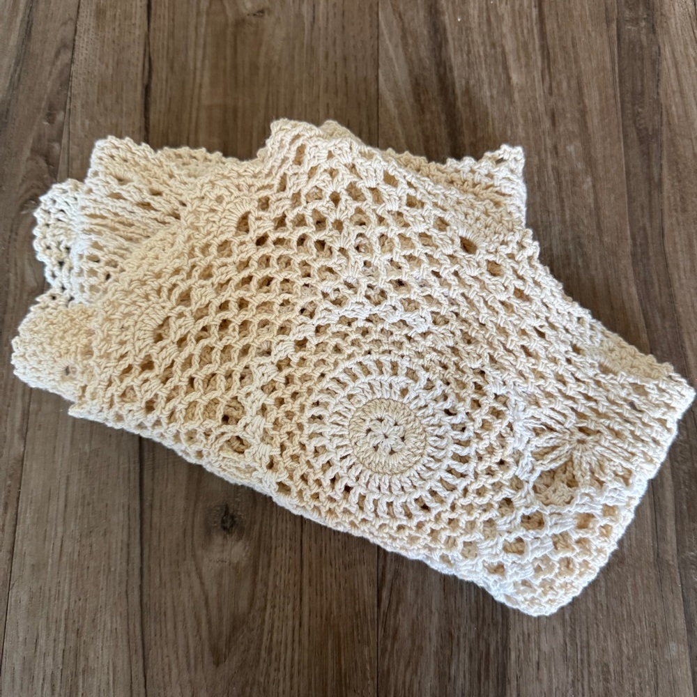 Vintage crochet table runner center piece - Picture 3 of 3